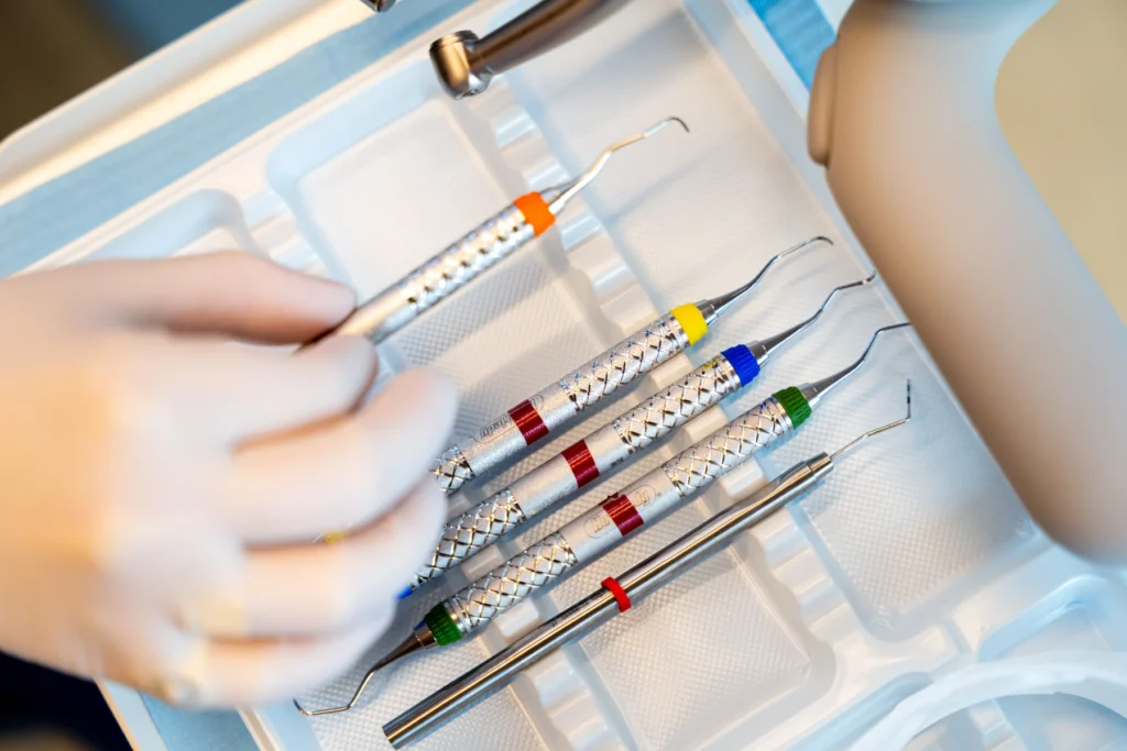 dentiste gisors curettes parodontologie Soins de gencives Cabinet du château - Dr Simon KOENIG